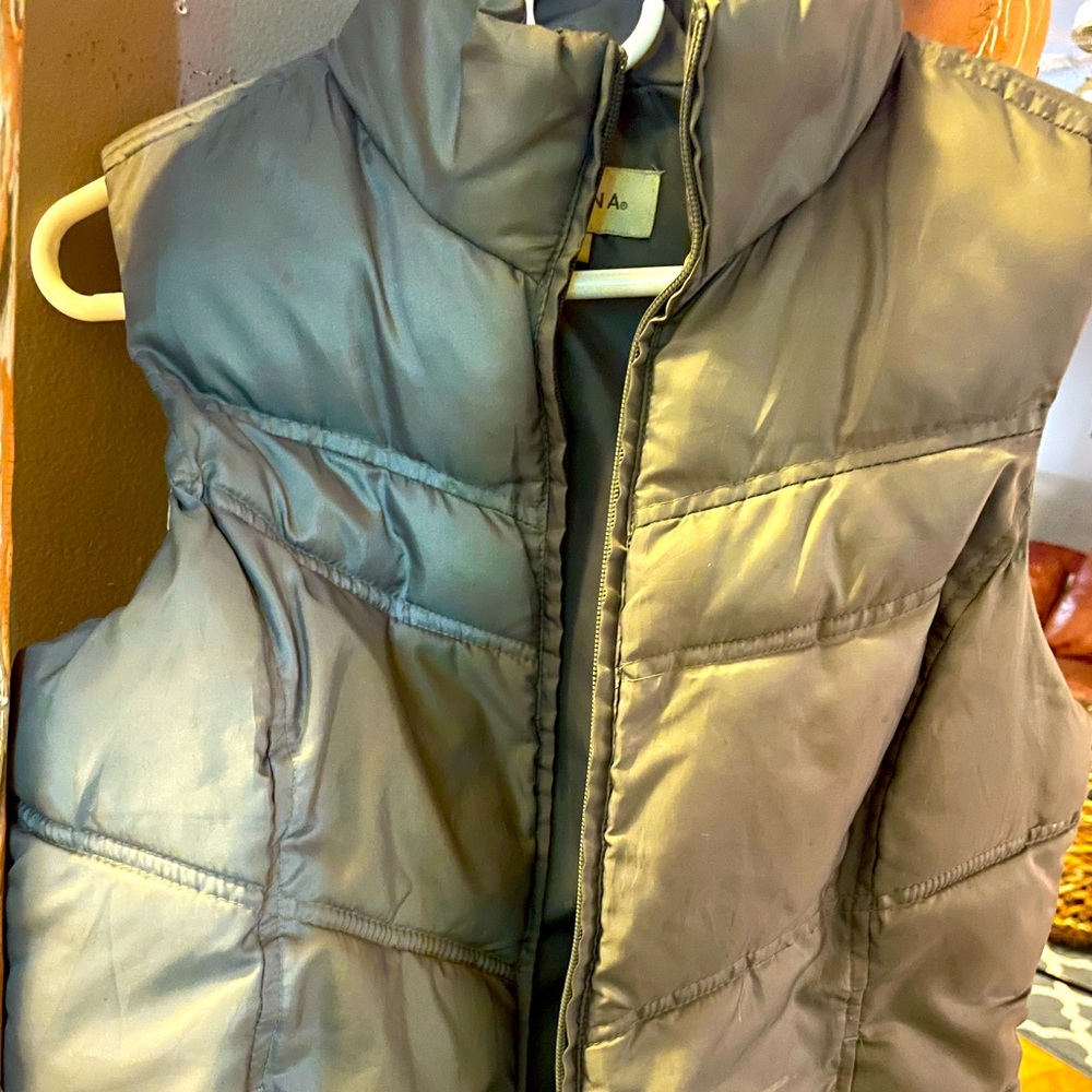Women’s merona size medium puffy zipper vest. Gray